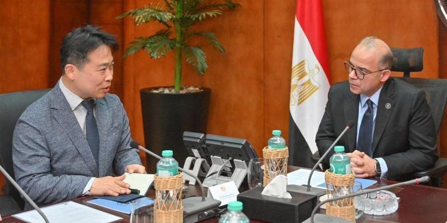 وزير الاستثمار يبحث مع قيادات سامسونج و "إل جي" خطط التوسع وزيادة نسبة المكون المحلي