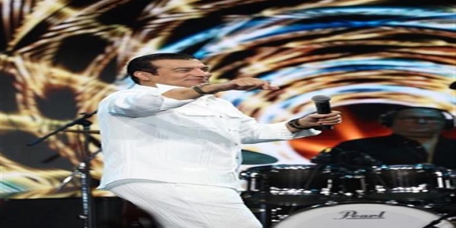 كامل العدد.. إيهاب توفيق يتألق في حفل جماهيري بـ أبو ظبي | صور