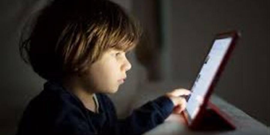 استخدام الموبايل لفترات طويلة وأثره على العين والرقبة