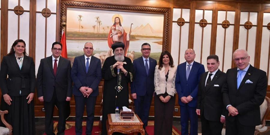 رئيس جامعة القاهرة يزور قداسة البابا تواضروس الثاني مهنئًا بعيد القيامة المجيد