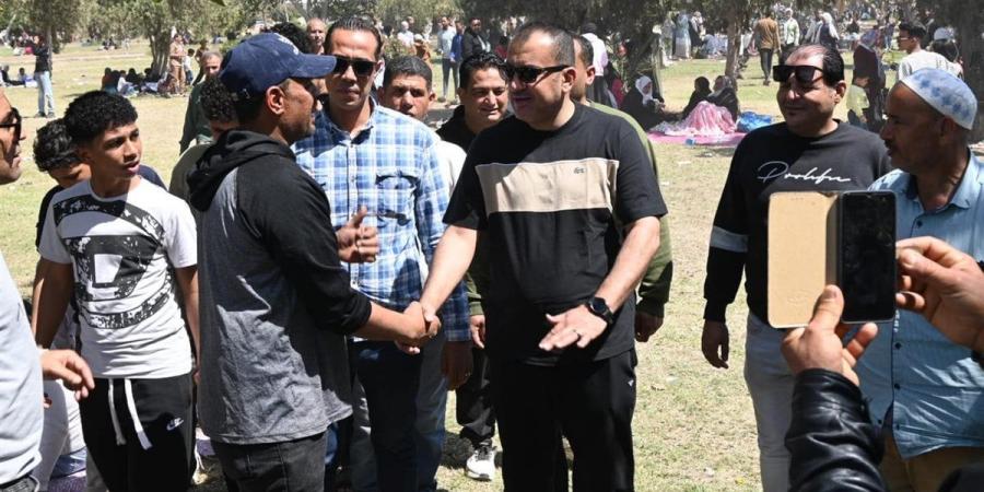 رئيس جهاز العاشر يشارك المواطنين أجواء شم النسيم بحديقة الكفراوي ويتفقد الخدمات ميدانيا