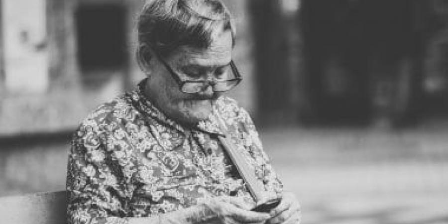 إدمان الموبايل فى سن الستين.. كيف يبتلع الموبايل وقتك بعد «المعاش»