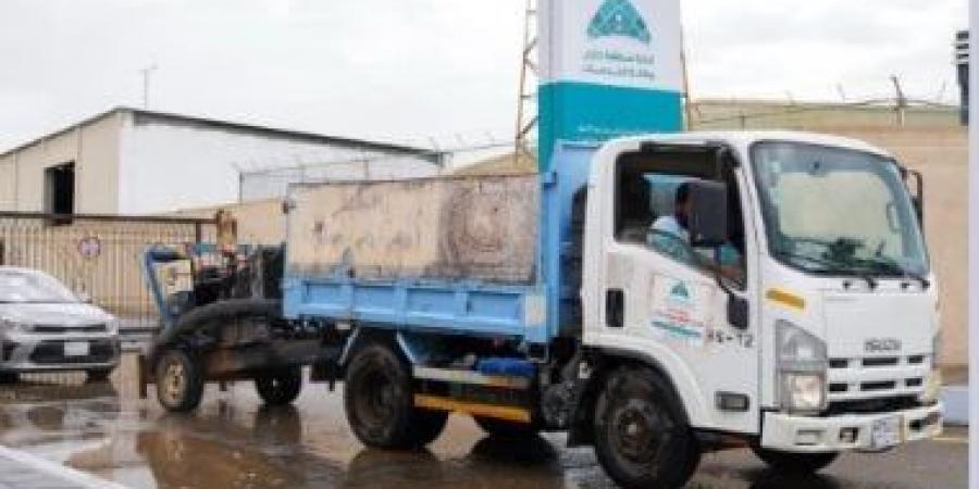 أمانة جازان السعودية تكثف جهودها لتصريف مياه الأمطار وضمان سلامة الطرق وحركة السير
