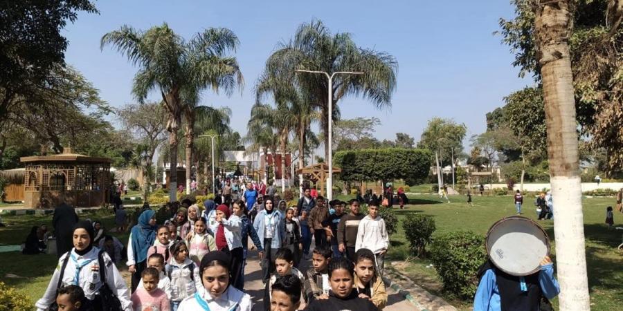 توافد المواطنين للاحتفال بعيد شم النسيم وسط حدائق القناطر الخيرية وتناول الأكلات الشعبية