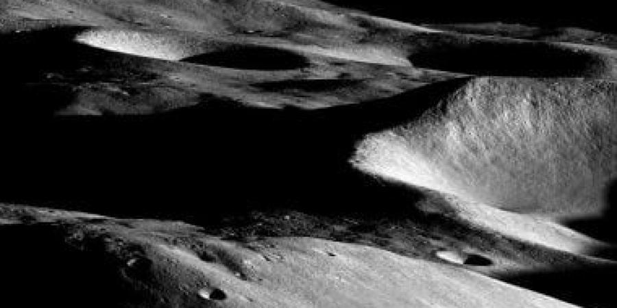 تقرير: أقدم فوهات القمر وأكثرها ظلمة قد تخفى أكبر كميات من جليد الماء