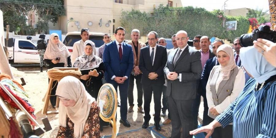 محافظ الفيوم يتفقد معرض "أيادى مصر" للحرف اليدوية والتراثية بقرية تونس