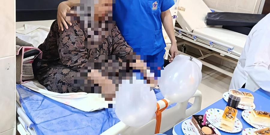 في لفتة طيبة .. تمريض وحدة الغسيل الكلوي بمستشفى القنايات في الشرقية يحتفل بعيد ميلاد مريضة