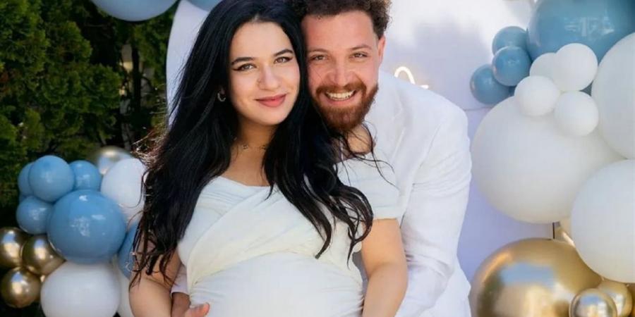 «لابسين فساتيني».. زوجة الفنان محمود حجازي تتهمه بتبديد متعلقاتها الشخصية