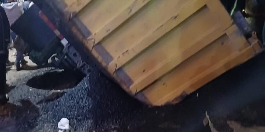 إصابة شخص في انقلاب سيارة نقل محمّلة بأسفلت بالبيطاش غرب الإسكندرية