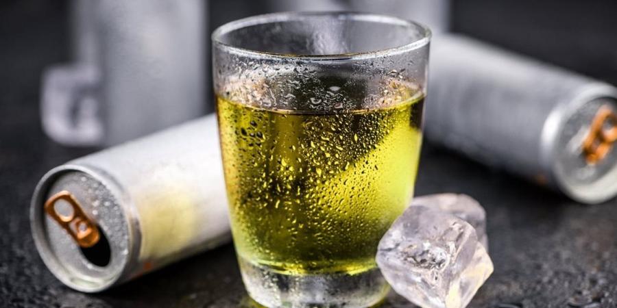 عقب وفاة صادمة لمراهقة.. تحذيرات هامة من مضاعفات صحية خطيرة لمشروبات الطاقة