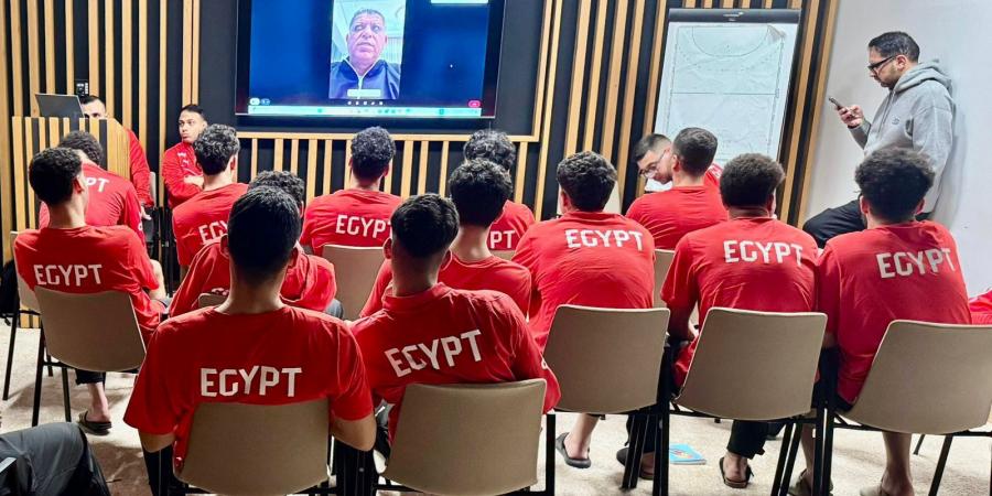 خالد فتحي يجتمع بلاعبي منتخب اليد 2008 أون لاين قبل مواجهة إسبانيا