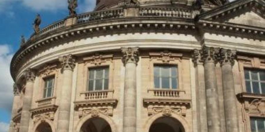 ناشطة تلصق نفسها بصندوق فى متحف برلين احتجاجا على وزيرة الاقتصاد