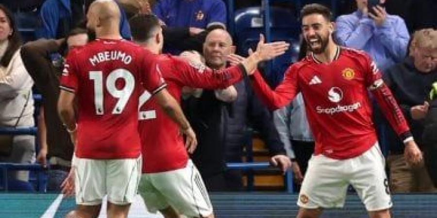 مانشستر يونايتد يتفوق على تشيلسي بهدف في الشوط الأول.. فيديو