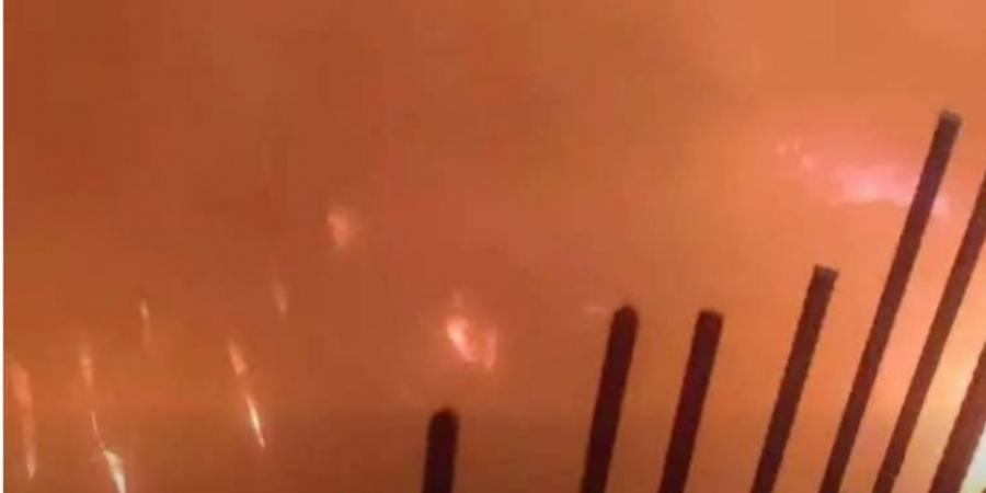 ليلة النار في المؤسسة.. مشاهد مرعبة بعد حريق مصنع أخشاب
