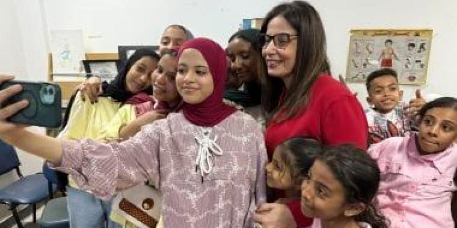 وزيرة الثقافة تزور مكتبة الطفل والشباب بمنطقة المعني في قنا