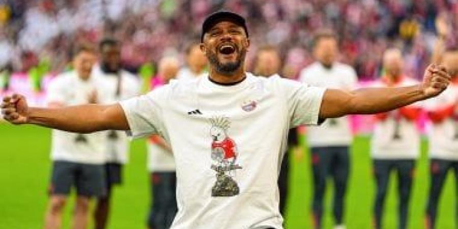 ببغاء الكوكاتو يخطف الأنظار في احتفالات بايرن ميونخ بلقب الدوري.. فيديو