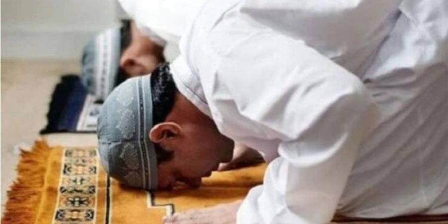 براءته تخطف القلب.. تصرف طريف من صغير أثناء الصلاة (فيديو)