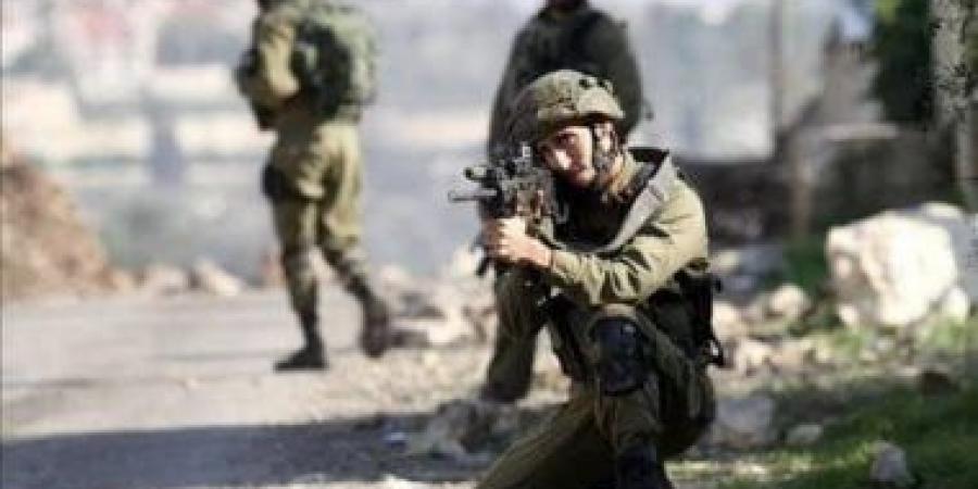 جندى إسرائيلى يحطم تمثالا للسيد المسيح جنوبى لبنان