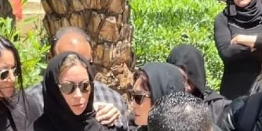 لبلبة تساندها.. الحزن والصدمة يسيطران على منة شلبي في جنازة والدها