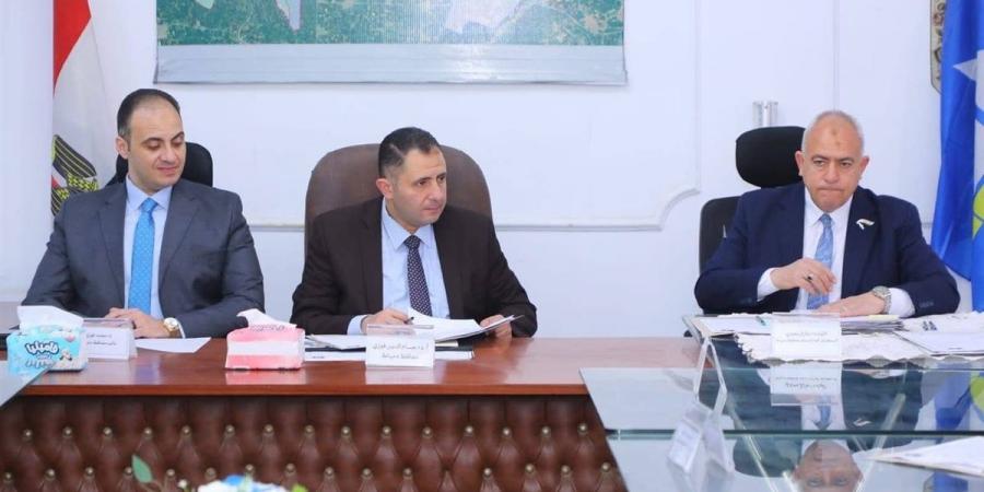 "المحافظ هيجيلك" فى كفر البطيخ.. حسام الدين فوزى يستمع لشكاوى المواطنين ويوجه بحلها