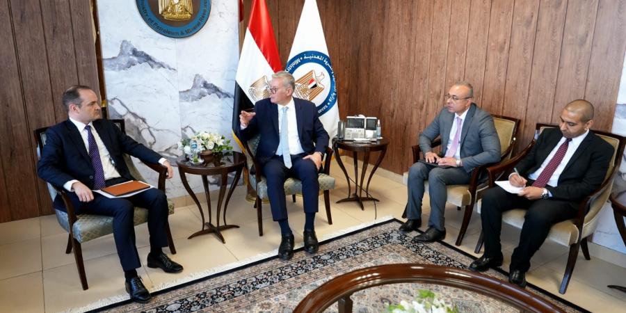 تعزيز التعاون مع «أباتشي».. البترول تبحث رفع الكفاءة وزيادة الإنتاج بالصحراء الغربية