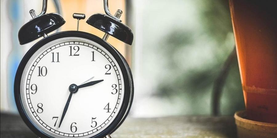 موعد تغيير التوقيت الصيفي في مصر 2026 رسميًا.. متى يتم تقديم الساعة وكيف تستعد؟