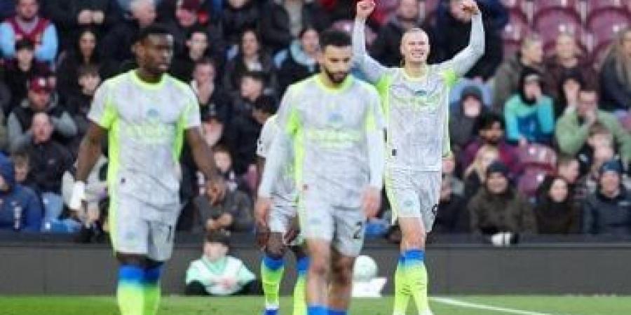 مانشستر سيتي يتخطى بيرنلي ويخطف صدارة الدوري الإنجليزي.. فيديو وصور