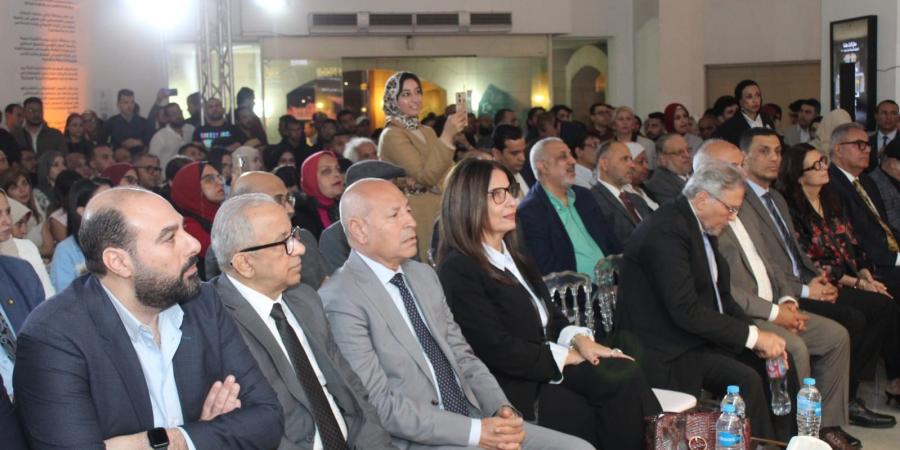 وزيرة الثقافة تكرم محمد الكحلاوى باعتباره شخصية العام التراثية