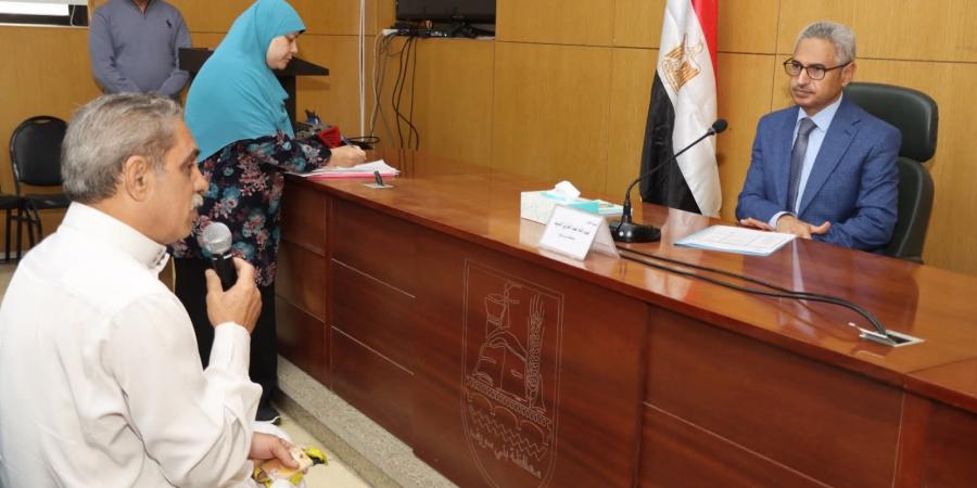 محافظ بني سويف يستمع لشكاوى المواطنين ويوجه بحلول عاجلة ودعم إنساني للحالات الأولى بالرعاية