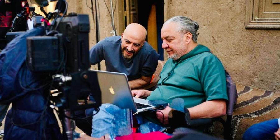 مجدي الهواري مع المخرج أحمد نادر جلال في كواليس جديدة لـ حدوتة مالم يحكى عن بني مزار