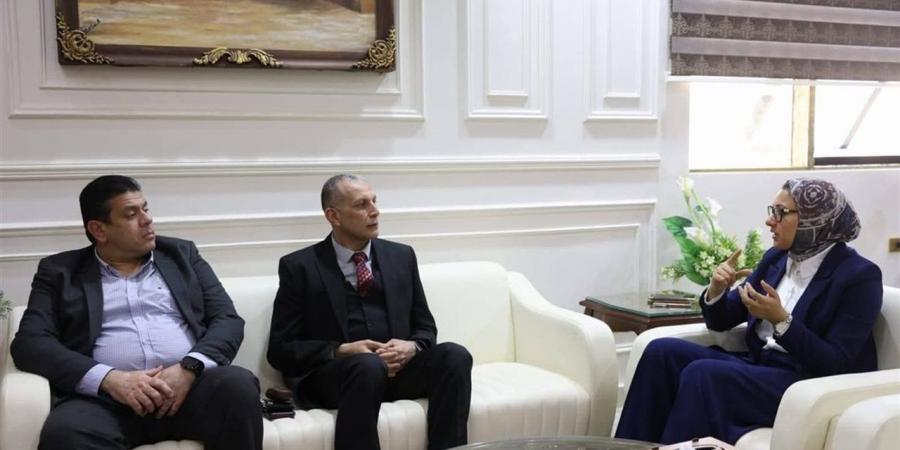 محافظ الوادي الجديد تبحث سبل تعزيز مناخ الاستثمار بالمحافظة