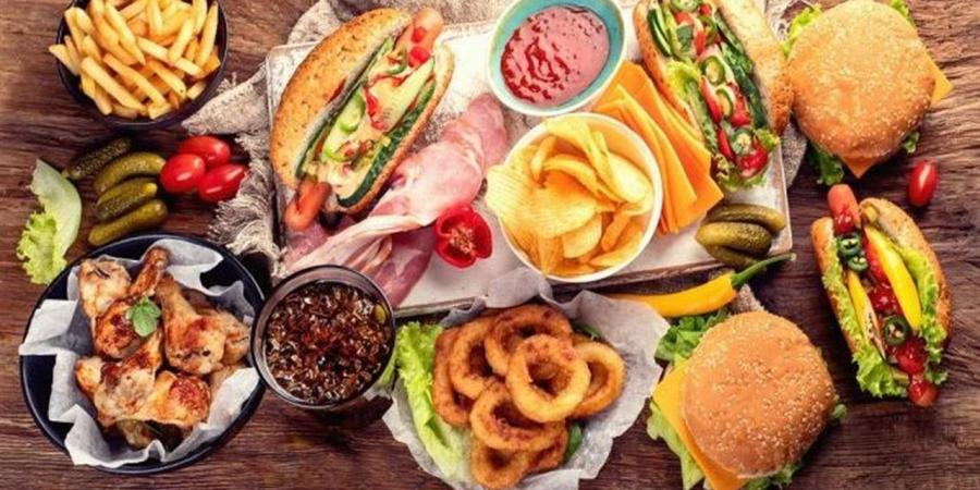 طبيب يحذر من مخاطر الوجبات السريعة