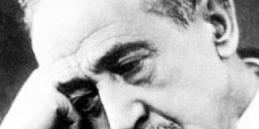 الفنون التشكيلية يحتفى بمئوية تتويج أحمد شوقى أميرا للشعراء