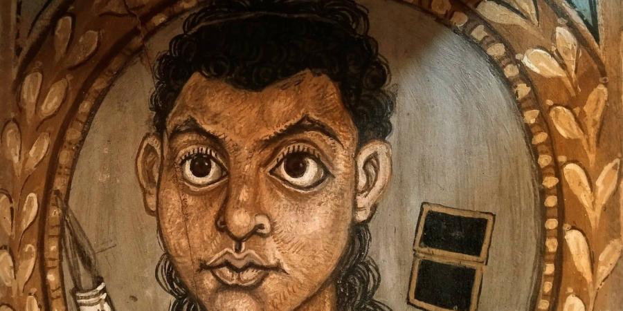 مقتنيات المتحف المصرى.. بورتريه لشاب فى مقصورة من العصر الرومانى