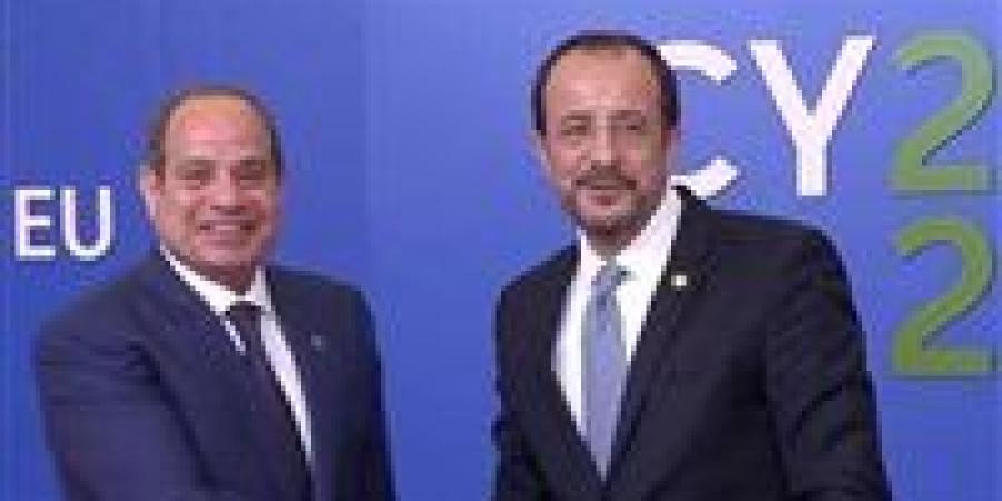 السيسي ونظيره القبرصي يلتقطان الصور التذكارية قبل القمة الأوروبية