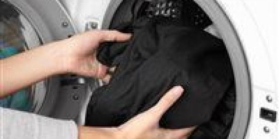 حيل تنظيف فعالة للأبيض والأسود دون تلف الأقمشة