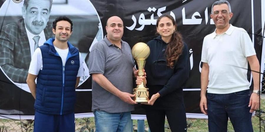 بدلًا من الذي كُسر لحظة التتويج.. اتحاد السلة يسلم سيدات سبورتنج كأسًا جديدًا