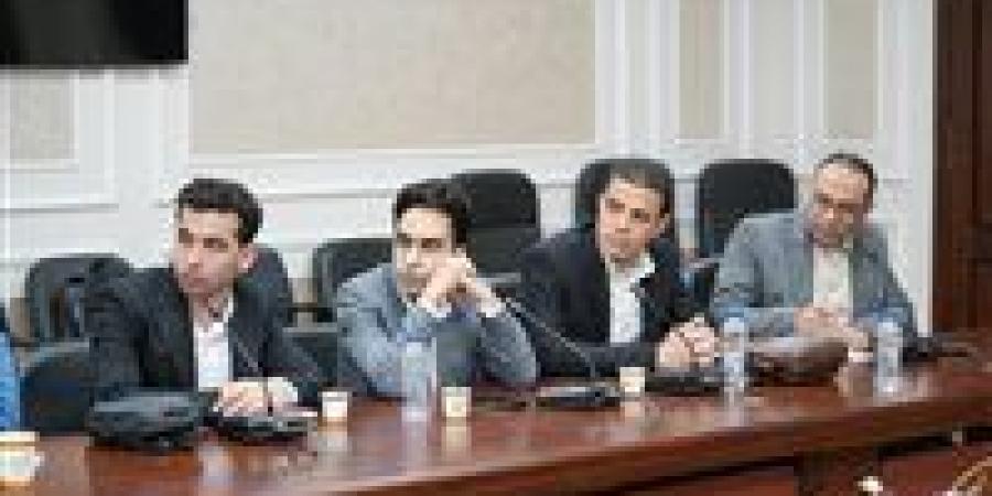 وزير العمل يلتقي محرري ملف العمل بالصحف ويستعرض جهود الوزارة في التدريب والتشغيل والحماية الاجتماعية