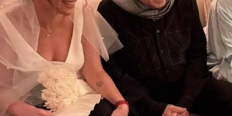 بعد وفاته بأيام.. منة شلبي تحيي ذكرى ميلاد والدها وتنشر صورة زفافها معه لأول مرة