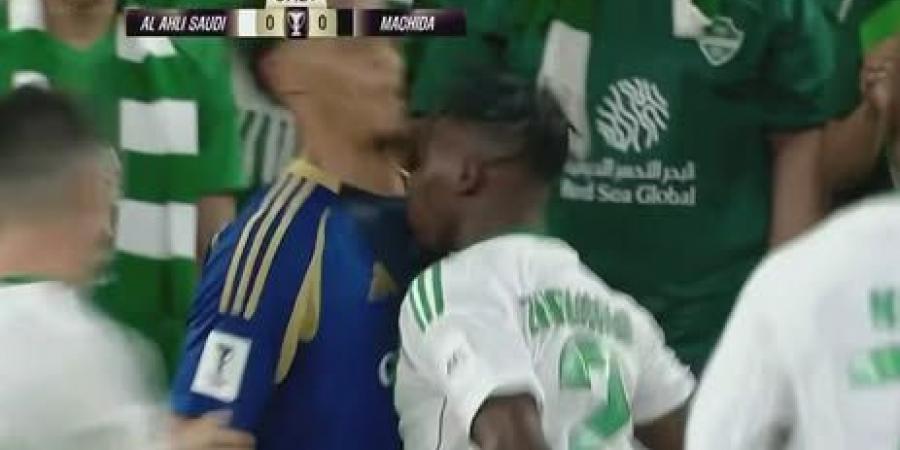 الأهلي ضد ماتشيدا زيلفيا.. طرد زكريا هوساوي لاعب الأهلي بعد تدخل على لاعب ماتشيدا في نهائي دوري أبطال آسيا للنخبة
