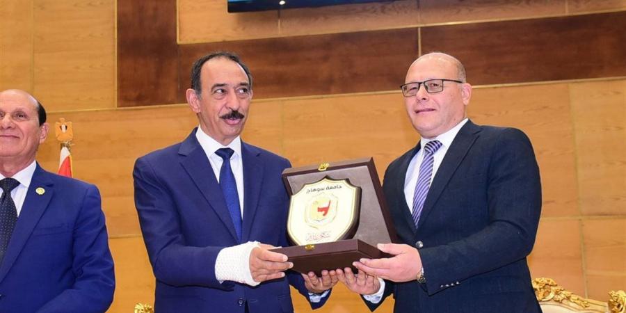 محافظ سوهاج ورئيس الجامعة يشهدان ندوة عن تحديات الأمن القومي تزامنًا مع ذكرى تحرير سيناء