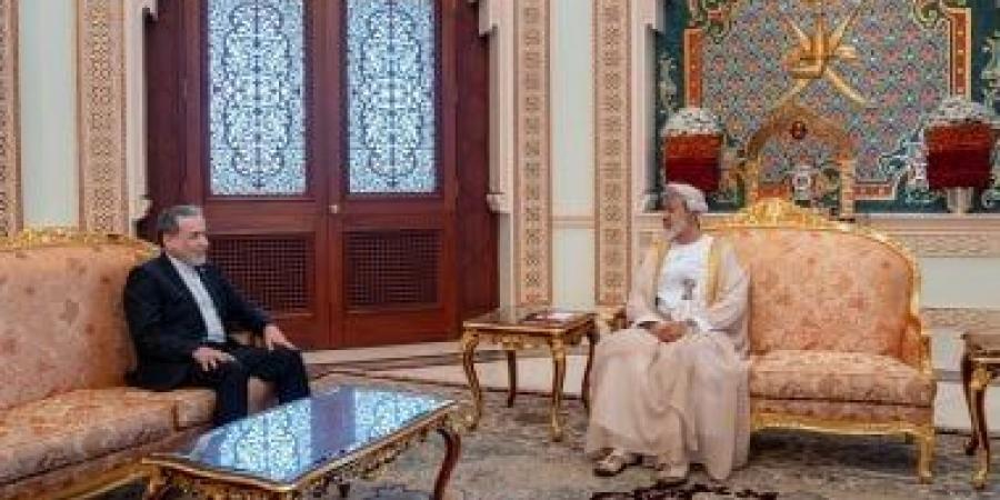 سلطان عُمان يستقبل وزير الخارجية الإيرانى لبحث سبل إنهاء الحرب