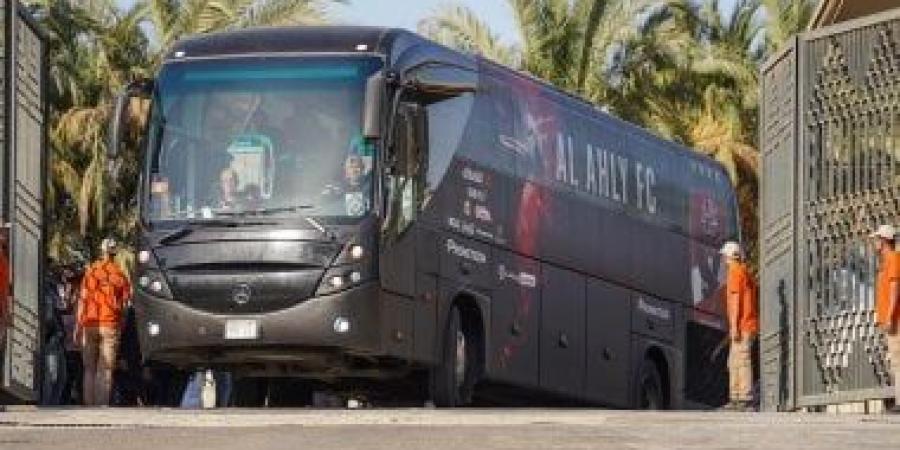 حافلة الأهلي تصل استاد الدفاع الجوي استعدادا لمواجهة بيراميدز الحاسمة