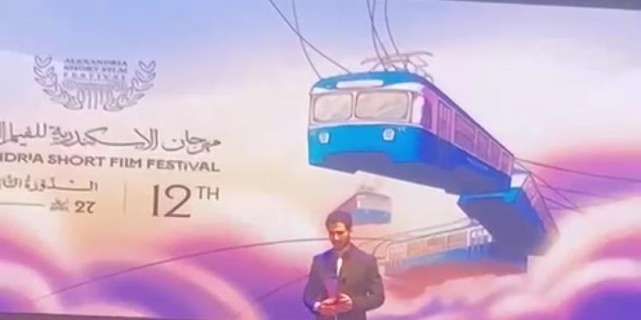 عصام عمر بعد تكريمه في مهرجان الإسكندرية للفيلم القصير: في ناس أهم مني