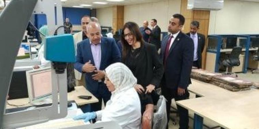 وزيرة الثقافة تتفقد دار الكتب وتطّلع على أحدث أجهزة المسح الضوئى للوثائق
