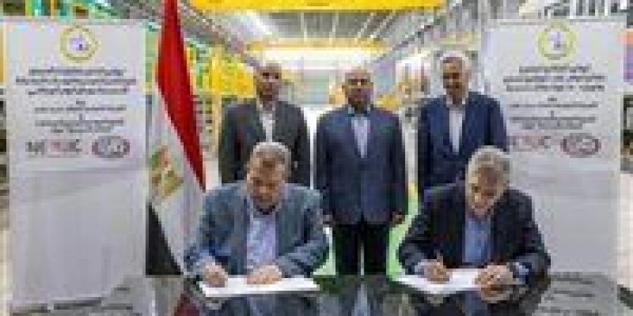 وزير النقل يشهد توقيع اتفاقيتين لتصنيع وتوريد 500 عربة ركاب سكك حديدية مكيفة