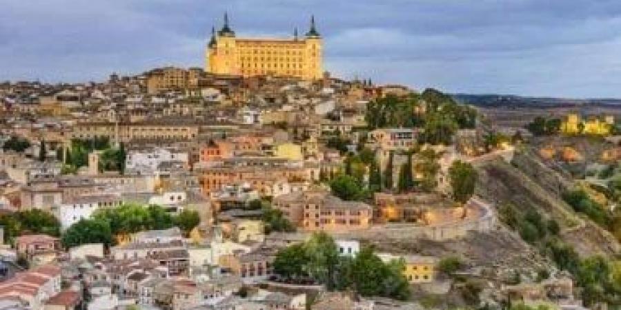 طارق بن زياد يعبر إلى الأندلس ويسقط مملكة القوط