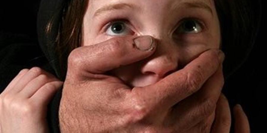 سيدة تخطف طفلة وتسرق حلقها وتلقي بها في البحر والعناية الإلهية تنقذها بالمنيا