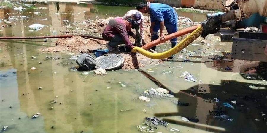 حملة مكبرة لتطهير شبكات الصرف وتجديد المطابق ببلطيم في كفر الشيخ