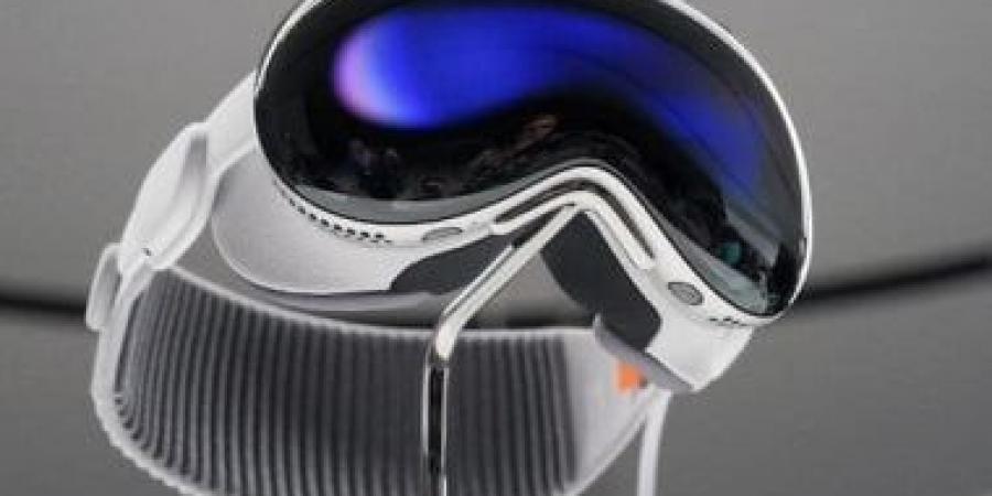 جراحة غير مسبوقة.. Apple Vision Pro تدخل غرفة العمليات لعلاج المياه البيضاء